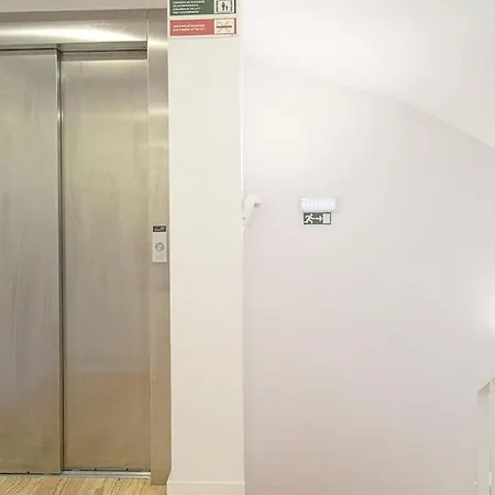 Liberdade Stylish Attic With Ac And View Lägenhet