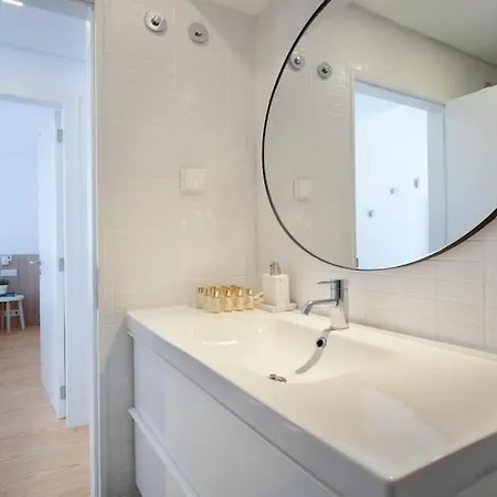 Liberdade Stylish Attic With Ac And View Lägenhet